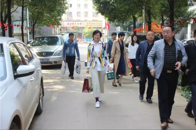 重陽節,<a href=demo2.html target=_blank class=infotextkey>加博士</a>再進社區(qū)看(kàn)望退休老(lǎo)人(rén)