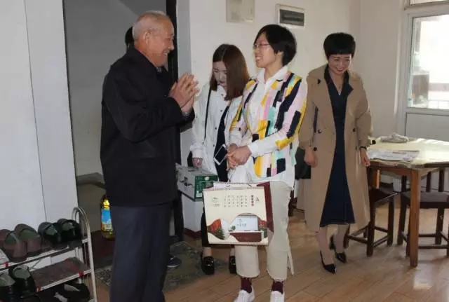 重陽節,<a href=demo2.html target=_blank class=infotextkey>加博士</a>再進社區(qū)看(kàn)望退休老(lǎo)人(rén)