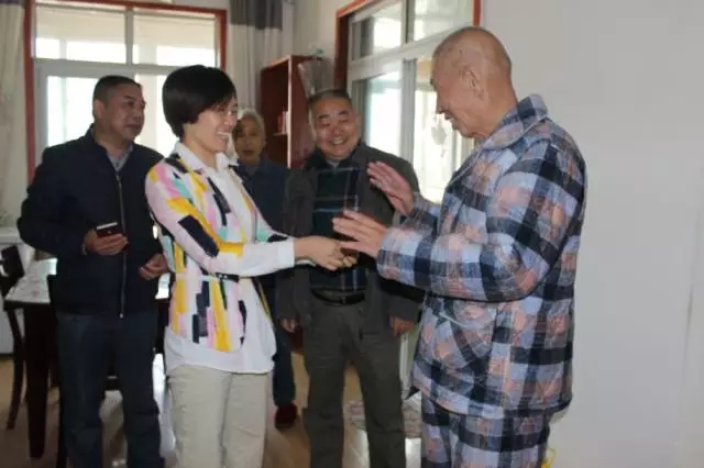 重陽節,<a href=demo2.html target=_blank class=infotextkey>加博士</a>再進社區(qū)看(kàn)望退休老(lǎo)人(rén)